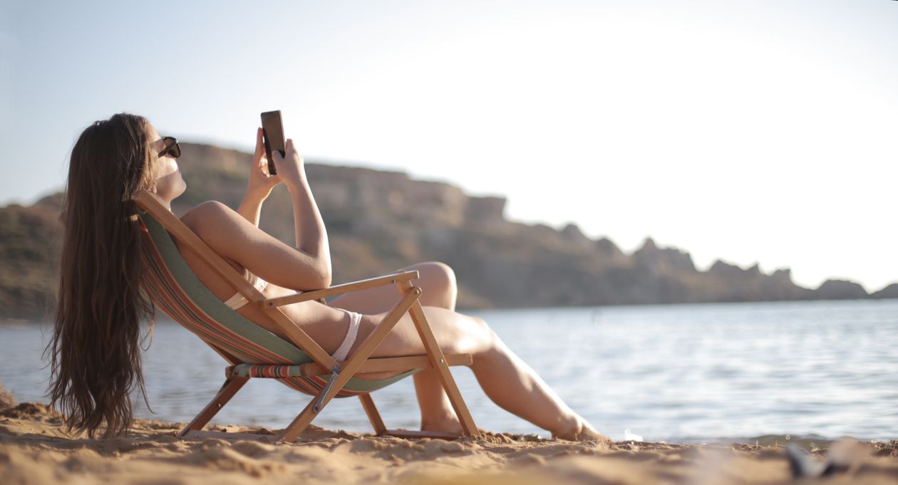 Persona disfrutando del sol al aire libre
