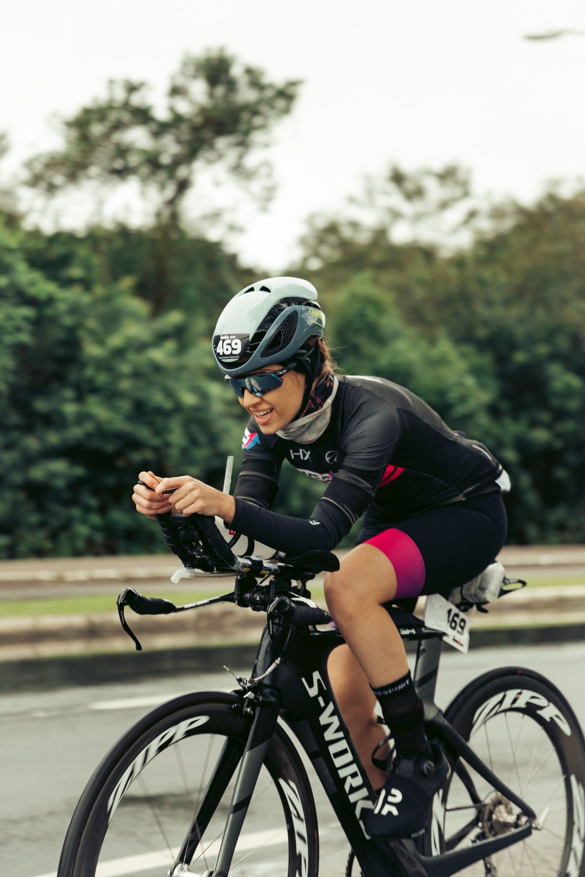 Triatleta en posición aerodinámica sobre su bicicleta