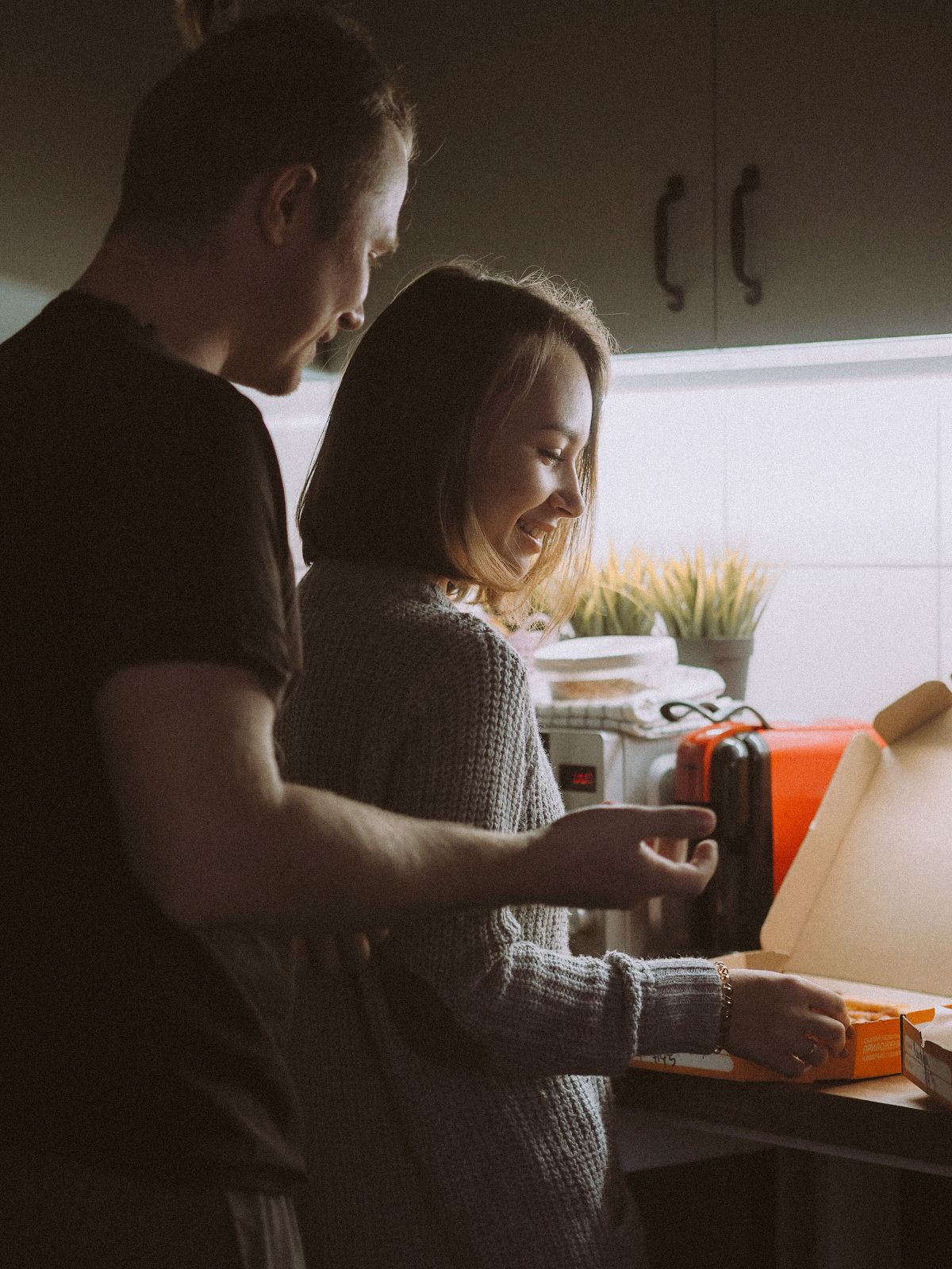 Pareja cocinando junta en casa